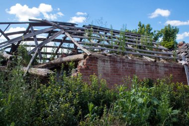 Kam 'yanka kasabasında hasar gören bina. Sivil altyapılar Rus ordusunun ayrıcalıklı hedefleridir. Rusya Ukrayna 'yı işgal etti ve bu bölgede ağır çatışmalar yaşandı..