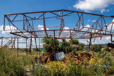 Kam 'yanka kasabasında hasar gören bina. Sivil altyapılar Rus ordusunun ayrıcalıklı hedefleridir. Rusya Ukrayna 'yı işgal etti ve bu bölgede ağır çatışmalar yaşandı..