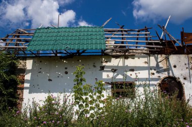 Kam 'yanka kasabasında hasar gören bina. Sivil altyapılar Rus ordusunun ayrıcalıklı hedefleridir. Rusya Ukrayna 'yı işgal etti ve bu bölgede ağır çatışmalar yaşandı..