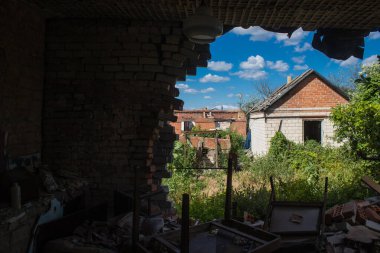 Kam 'yanka kasabasında hasar gören bina. Sivil altyapılar Rus ordusunun ayrıcalıklı hedefleridir. Rusya Ukrayna 'yı işgal etti ve bu bölgede ağır çatışmalar yaşandı..