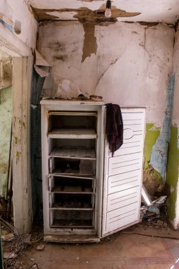 Kam 'yanka kasabasında hasar gören bina. Sivil altyapılar Rus ordusunun ayrıcalıklı hedefleridir. Rusya Ukrayna 'yı işgal etti ve bu bölgede ağır çatışmalar yaşandı..