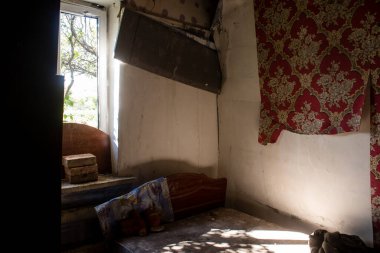 Kam 'yanka kasabasında hasar gören bina. Sivil altyapılar Rus ordusunun ayrıcalıklı hedefleridir. Rusya Ukrayna 'yı işgal etti ve bu bölgede ağır çatışmalar yaşandı..