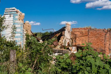 Kam 'yanka kasabasında hasar gören bina. Sivil altyapılar Rus ordusunun ayrıcalıklı hedefleridir. Rusya Ukrayna 'yı işgal etti ve bu bölgede ağır çatışmalar yaşandı..