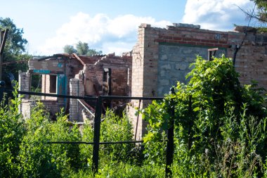 Kam 'yanka kasabasında hasar gören bina. Sivil altyapılar Rus ordusunun ayrıcalıklı hedefleridir. Rusya Ukrayna 'yı işgal etti ve bu bölgede ağır çatışmalar yaşandı..