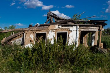 Kam 'yanka kasabasında hasar gören bina. Sivil altyapılar Rus ordusunun ayrıcalıklı hedefleridir. Rusya Ukrayna 'yı işgal etti ve bu bölgede ağır çatışmalar yaşandı..