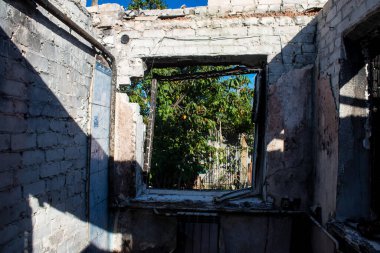 Kam 'yanka kasabasında hasar gören bina. Sivil altyapılar Rus ordusunun ayrıcalıklı hedefleridir. Rusya Ukrayna 'yı işgal etti ve bu bölgede ağır çatışmalar yaşandı..