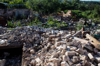 Kam 'yanka kasabasında hasar gören bina. Sivil altyapılar Rus ordusunun ayrıcalıklı hedefleridir. Rusya Ukrayna 'yı işgal etti ve bu bölgede ağır çatışmalar yaşandı..
