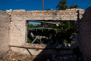Kam 'yanka kasabasında hasar gören bina. Sivil altyapılar Rus ordusunun ayrıcalıklı hedefleridir. Rusya Ukrayna 'yı işgal etti ve bu bölgede ağır çatışmalar yaşandı..