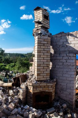 Kam 'yanka kasabasında hasar gören bina. Sivil altyapılar Rus ordusunun ayrıcalıklı hedefleridir. Rusya Ukrayna 'yı işgal etti ve bu bölgede ağır çatışmalar yaşandı..