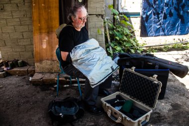 Yan Morvan, Fransız gazeteci, fotoğrafçı ve büyük muhabir Ukrayna 'daki savaşı anlatıyor ve Kam' yanka köyünde çalışıyor. Avrupa, Ortadoğu ve Afrika 'da bir dizi büyük ihtilafı ele aldı. Yan Morvan vurulma dünyasında kabul edilir.