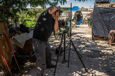 Yan Morvan, Fransız gazeteci, fotoğrafçı ve büyük muhabir Ukrayna 'daki savaşı anlatıyor ve Kam' yanka köyünde çalışıyor. Avrupa, Ortadoğu ve Afrika 'da bir dizi büyük ihtilafı ele aldı. Yan Morvan vurulma dünyasında kabul edilir.