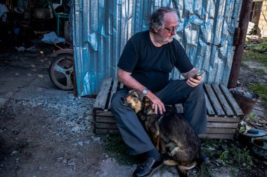 Yan Morvan, Fransız gazeteci, fotoğrafçı ve büyük muhabir Ukrayna 'daki savaşı anlatıyor ve Kam' yanka köyünde çalışıyor. Avrupa, Ortadoğu ve Afrika 'da bir dizi büyük ihtilafı ele aldı. Yan Morvan vurulma dünyasında kabul edilir.
