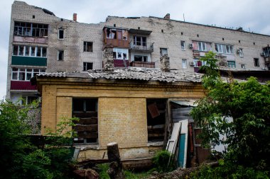 Binalar, Rus işgalinin ardından Lyman muharebesi sırasında meydana gelen bombardımanlardan ağır hasar görmüştü. Siviller hedeftir, bunlar savaş suçları..