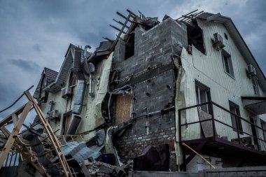 Binalar, Rus işgalinin ardından Lyman muharebesi sırasında meydana gelen bombardımanlardan ağır hasar görmüştü. Siviller hedeftir, bunlar savaş suçları..