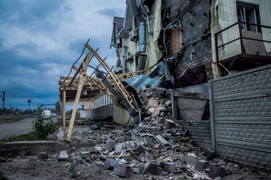Binalar, Rus işgalinin ardından Lyman muharebesi sırasında meydana gelen bombardımanlardan ağır hasar görmüştü. Siviller hedeftir, bunlar savaş suçları..