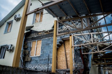Binalar, Rus işgalinin ardından Lyman muharebesi sırasında meydana gelen bombardımanlardan ağır hasar görmüştü. Siviller hedeftir, bunlar savaş suçları..