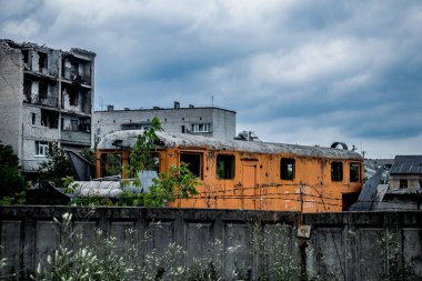 Binalar, Rus işgalinin ardından Lyman muharebesi sırasında meydana gelen bombardımanlardan ağır hasar görmüştü. Siviller hedeftir, bunlar savaş suçları..