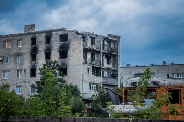 Binalar, Rus işgalinin ardından Lyman muharebesi sırasında meydana gelen bombardımanlardan ağır hasar görmüştü. Siviller hedeftir, bunlar savaş suçları..
