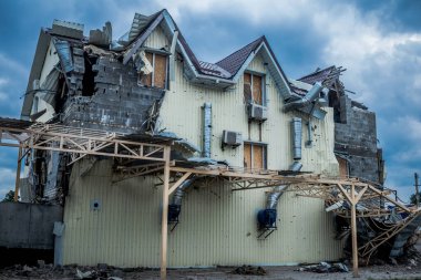 Binalar, Rus işgalinin ardından Lyman muharebesi sırasında meydana gelen bombardımanlardan ağır hasar görmüştü. Siviller hedeftir, bunlar savaş suçları..