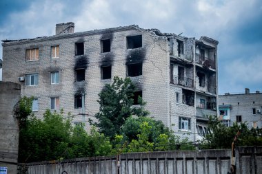 Binalar, Rus işgalinin ardından Lyman muharebesi sırasında meydana gelen bombardımanlardan ağır hasar görmüştü. Siviller hedeftir, bunlar savaş suçları..