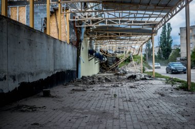 Binalar, Rus işgalinin ardından Lyman muharebesi sırasında meydana gelen bombardımanlardan ağır hasar görmüştü. Siviller hedeftir, bunlar savaş suçları..
