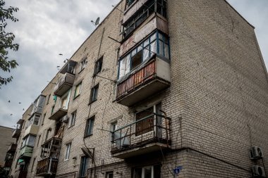 Binalar, Rus işgalinin ardından Lyman muharebesi sırasında meydana gelen bombardımanlardan ağır hasar görmüştü. Siviller hedeftir, bunlar savaş suçları..