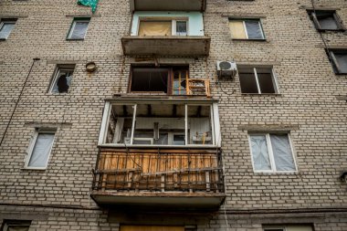 Binalar, Rus işgalinin ardından Lyman muharebesi sırasında meydana gelen bombardımanlardan ağır hasar görmüştü. Siviller hedeftir, bunlar savaş suçları..