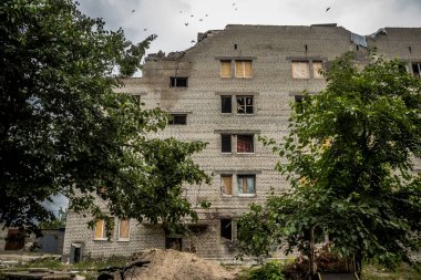 Binalar, Rus işgalinin ardından Lyman muharebesi sırasında meydana gelen bombardımanlardan ağır hasar görmüştü. Siviller hedeftir, bunlar savaş suçları..