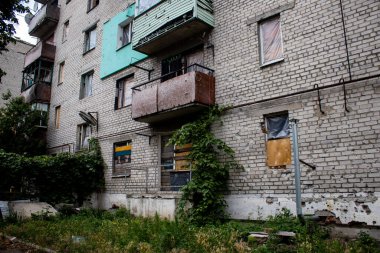 Binalar, Rus işgalinin ardından Lyman muharebesi sırasında meydana gelen bombardımanlardan ağır hasar görmüştü. Siviller hedeftir, bunlar savaş suçları..