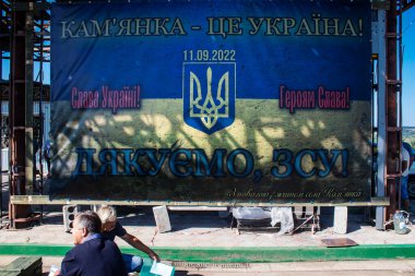 Ukrayna 'nın Kam' yanka köyünde yaşayan siviller. Yerliler, köylerini yeniden inşa etmek için bir araya geliyorlar. İnsanlar susuz ve elektriksiz yaşıyorlar. Rus ordusu birkaç ay sonra Ukraynalılar tarafından sürüldü.