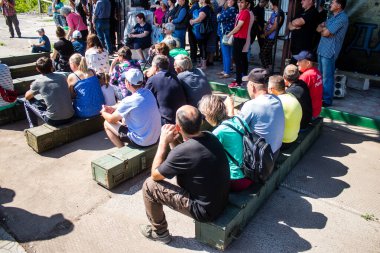 Ukrayna 'nın Kam' yanka köyünde yaşayan siviller. Yerliler, köylerini yeniden inşa etmek için bir araya geliyorlar. İnsanlar susuz ve elektriksiz yaşıyorlar. Rus ordusu birkaç ay sonra Ukraynalılar tarafından sürüldü.