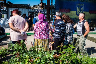 Ukrayna 'nın Kam' yanka köyünde yaşayan siviller. Yerliler, köylerini yeniden inşa etmek için bir araya geliyorlar. İnsanlar susuz ve elektriksiz yaşıyorlar. Rus ordusu birkaç ay sonra Ukraynalılar tarafından sürüldü.