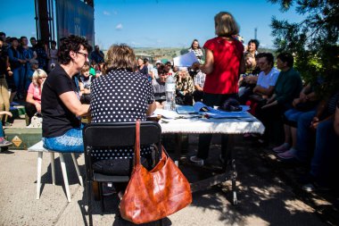 Ukrayna 'nın Kam' yanka köyünde yaşayan siviller. Yerliler, köylerini yeniden inşa etmek için bir araya geliyorlar. İnsanlar susuz ve elektriksiz yaşıyorlar. Rus ordusu birkaç ay sonra Ukraynalılar tarafından sürüldü.
