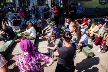 Ukrayna 'nın Kam' yanka köyünde yaşayan siviller. Yerliler, köylerini yeniden inşa etmek için bir araya geliyorlar. İnsanlar susuz ve elektriksiz yaşıyorlar. Rus ordusu birkaç ay sonra Ukraynalılar tarafından sürüldü.