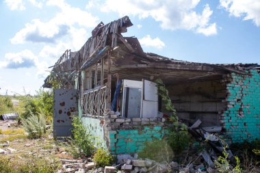Kam 'yanka kasabasında hasar gören bina. Sivil altyapılar Rus ordusunun ayrıcalıklı hedefleridir. Rusya Ukrayna 'yı işgal etti ve bu bölgede ağır çatışmalar yaşandı..