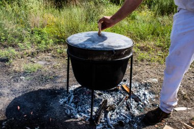 Bu insani yardım derneğinin gönüllüleri Ukrayna silahlı kuvvetlerinin askerlerine bedava yemek ve yiyecek sunuyor. Düzenli olarak seferber oluyorlar ve askerlere destek sağlamak için cephe hattına çok yakın yerlere gidiyorlar..