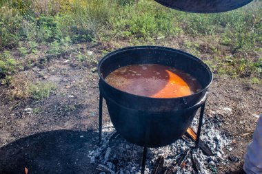 Bu insani yardım derneğinin gönüllüleri Ukrayna silahlı kuvvetlerinin askerlerine bedava yemek ve yiyecek sunuyor. Düzenli olarak seferber oluyorlar ve askerlere destek sağlamak için cephe hattına çok yakın yerlere gidiyorlar..