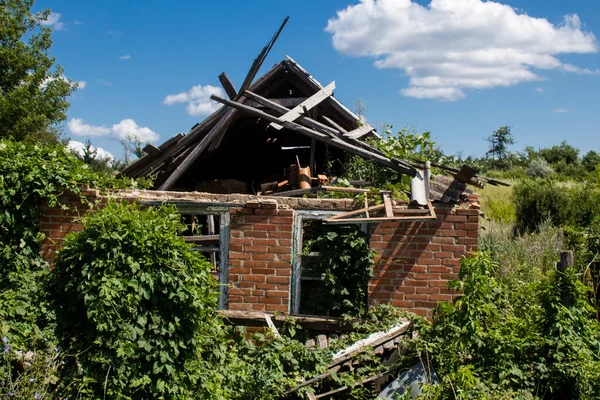 カムヤンカの町に位置する損傷した建物 民間インフラはロシア軍の特権的目標である ロシアはウクライナに侵攻し この地域で激しい戦闘が行われました — ストック写真