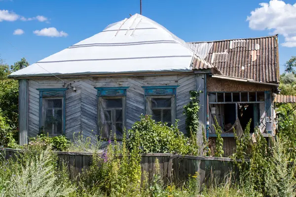 カムヤンカの町に位置する損傷した建物 民間インフラはロシア軍の特権的目標である ロシアはウクライナに侵攻し この地域で激しい戦闘が行われました — ストック写真