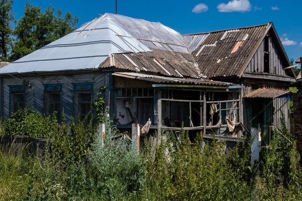 カムヤンカの町に位置する損傷した建物 民間インフラはロシア軍の特権的目標である ロシアはウクライナに侵攻し この地域で激しい戦闘が行われました — ストック写真