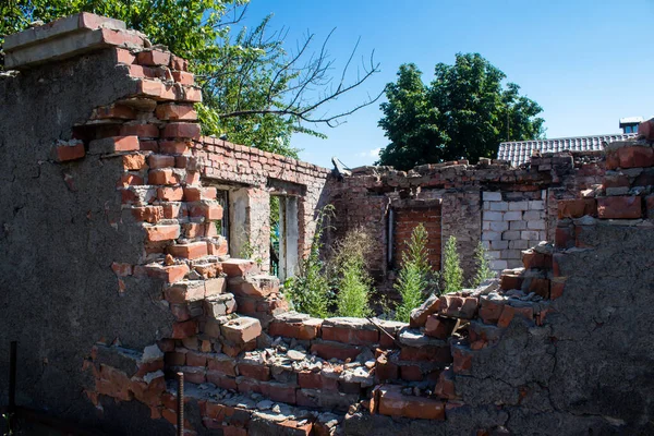 Kam 'yanka kasabasında hasar gören bina. Sivil altyapılar Rus ordusunun ayrıcalıklı hedefleridir. Rusya Ukrayna 'yı işgal etti ve bu bölgede ağır çatışmalar yaşandı..