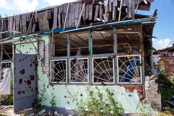 Kam 'yanka kasabasında hasar gören bina. Sivil altyapılar Rus ordusunun ayrıcalıklı hedefleridir. Rusya Ukrayna 'yı işgal etti ve bu bölgede ağır çatışmalar yaşandı..