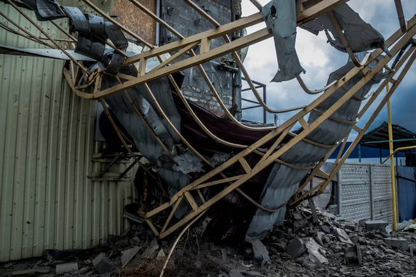 Binalar, Rus işgalinin ardından Lyman muharebesi sırasında meydana gelen bombardımanlardan ağır hasar görmüştü. Siviller hedeftir, bunlar savaş suçları..