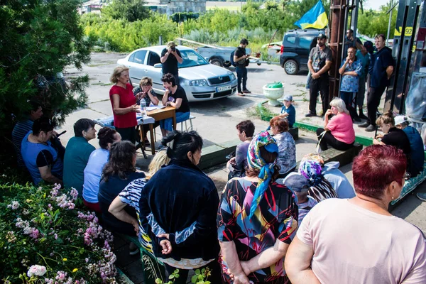 Ukrayna 'nın Kam' yanka köyünde yaşayan siviller. Yerliler, köylerini yeniden inşa etmek için bir araya geliyorlar. İnsanlar susuz ve elektriksiz yaşıyorlar. Rus ordusu birkaç ay sonra Ukraynalılar tarafından sürüldü.