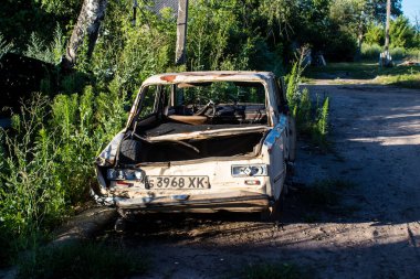 Kam 'yanka, Ukrayna - 15 Temmuz 2023 Rus ordusu tarafından Kam' yanka köyünün işgali sırasında yok edilen sivil araç. Rus ordusu araçları yok ediyor böylece insanlar buradan ayrılamıyor.. 