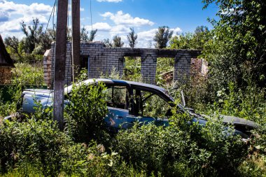 Kam 'yanka, Ukrayna - 15 Temmuz 2023 Rus ordusu tarafından Kam' yanka köyünün işgali sırasında yok edilen sivil araç. Rus ordusu araçları yok ediyor böylece insanlar buradan ayrılamıyor.. 
