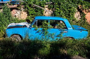 Kam 'yanka, Ukrayna - 15 Temmuz 2023 Rus ordusu tarafından Kam' yanka köyünün işgali sırasında yok edilen sivil araç. Rus ordusu araçları yok ediyor böylece insanlar buradan ayrılamıyor.. 