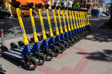 Rusya 'yla savaş sırasında Kyiv şehir merkezinde park etmiş elektrik scooter' ı. Kyiv Rus füzeleri ve sirenleri tarafından hedef alınsa da insanlar her gün kullanıyor. Başkentte ulaşımın yollarından biridir..