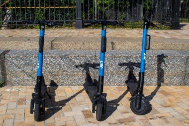 Rusya 'yla savaş sırasında Kyiv şehir merkezinde park etmiş elektrik scooter' ı. Kyiv Rus füzeleri ve sirenleri tarafından hedef alınsa da insanlar her gün kullanıyor. Başkentte ulaşımın yollarından biridir..