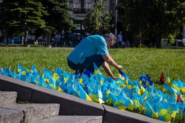 Akrabalar, Kyiv 'deki Meydan Meydanı' nda hayatını kaybeden askerler için düzenlenen geçici anma törenine bayrak diktiler. Rusya 'nın Ukrayna' daki savaşında ölen birine bir övgü. Savaşçıların ulusal olduğu farklı ülkelerin bayrakları...